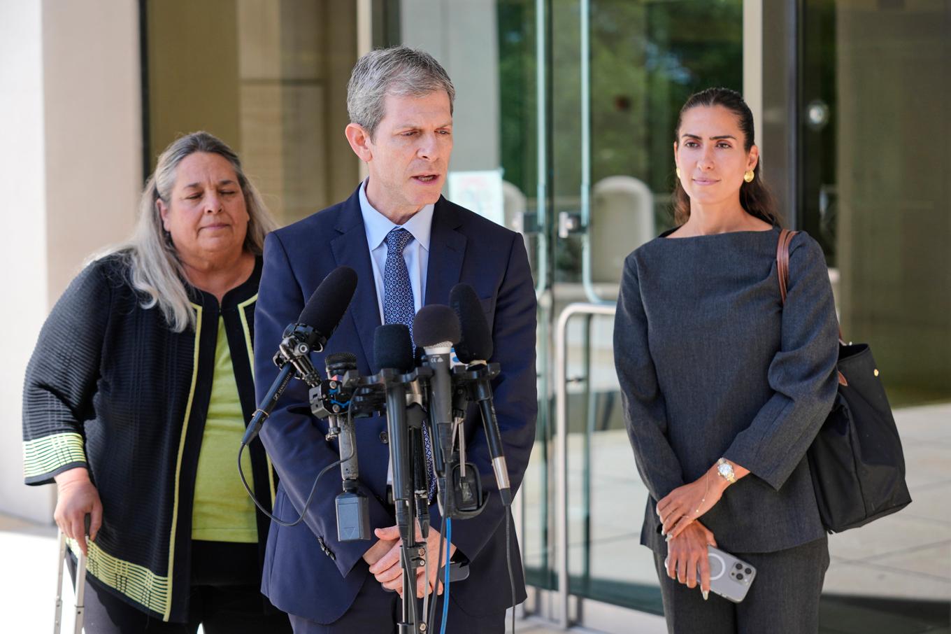 David Markus, Ghislaine Maxwells advokat, möter pressen utanför domstolen i Tallahassee efter torsdagens utfrågning. Foto: John Raoux/AP/TT