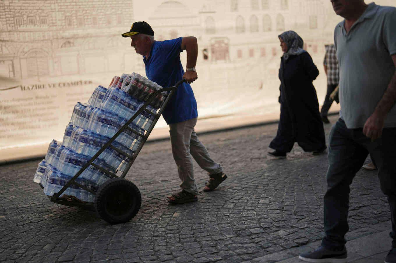 En vattenleverans till en lokal restaurang på fredagen i Istanbul. Foto: Francisco Seco/AP/TT