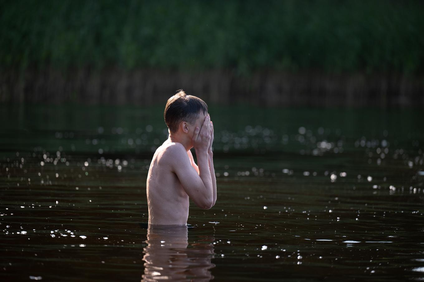 Yuriij Kosovytj, 15 år, badar vid Gräsvikens lägergård i Trollhättan – utan rädsla för minor i vattnet. Foto: Hanna Brunlöf/TT