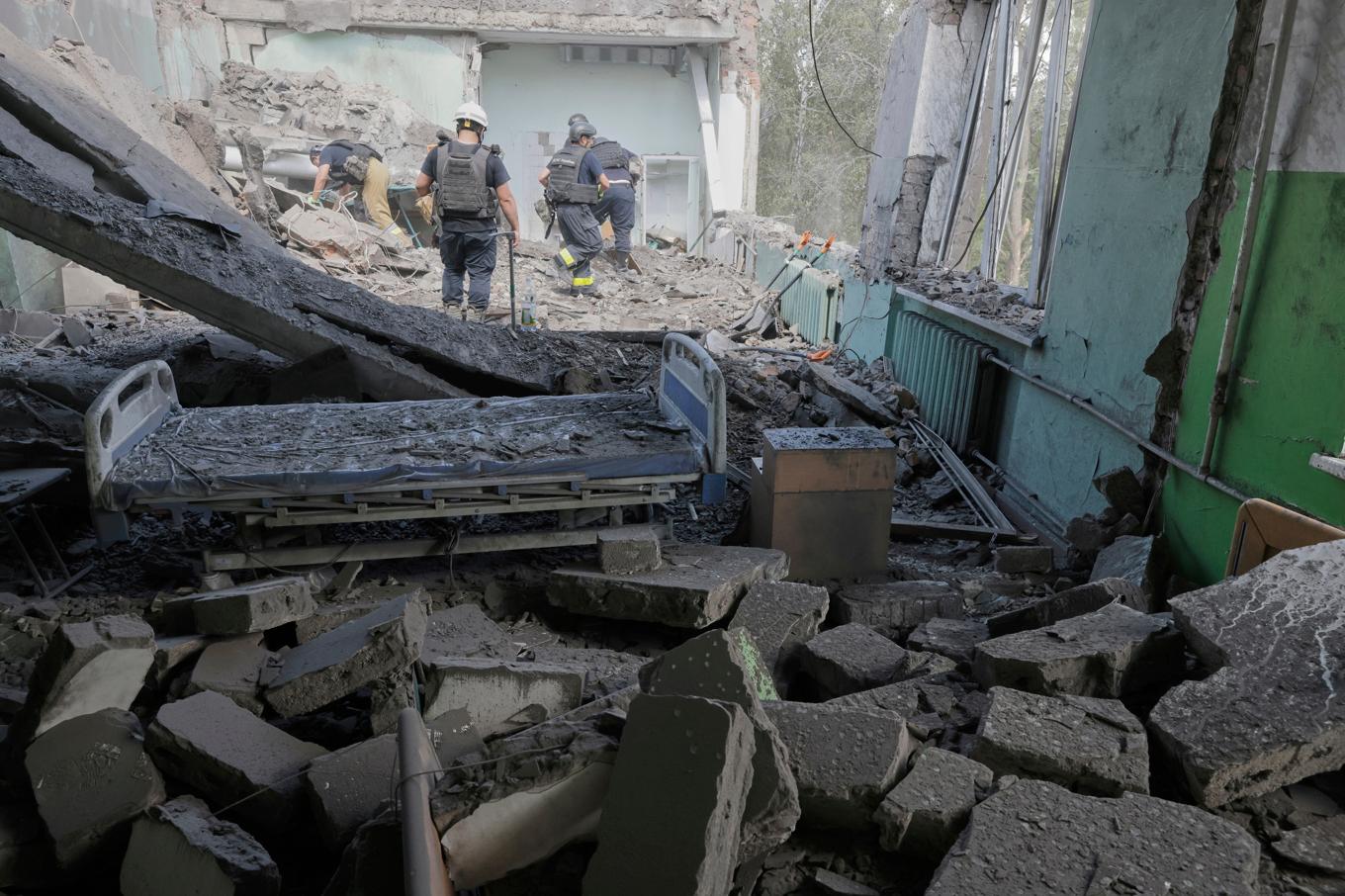 Räddningstjänsten arbetar i rasmassorna efter att en rysk bomb träffat ett sjukhus i Charkiv på fredagen. Foto: Yevhen Titov/AP/TT