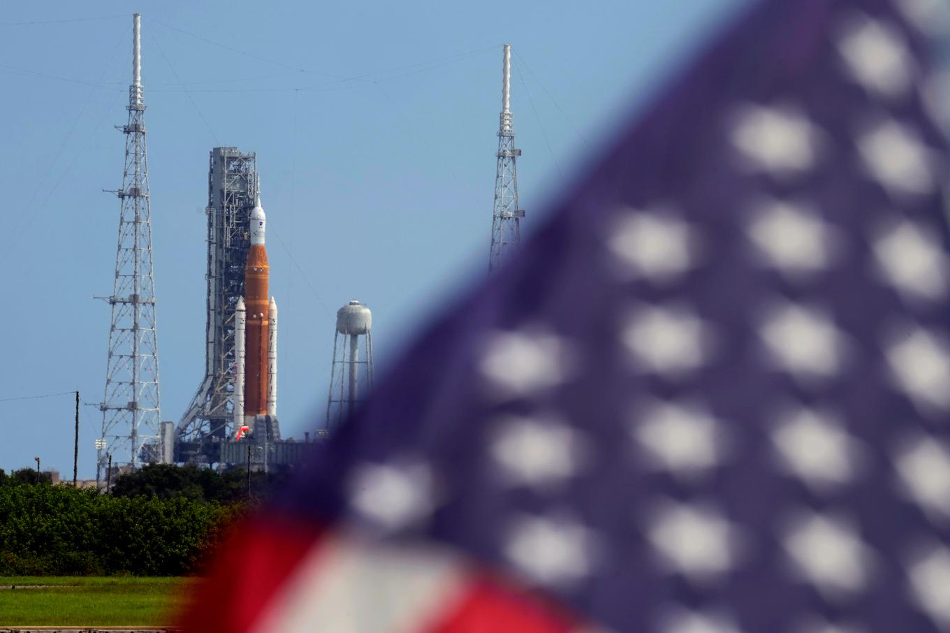 Nasas månraket på Kennedy Space Center i Florida i september 2022. Uppskjutningen i november samma år var den första inom ramen för det nya månprogrammet Artemis, som är tänkt att sätta astronauter på månen 2027. Foto: Chris O'Meara/AP/TT