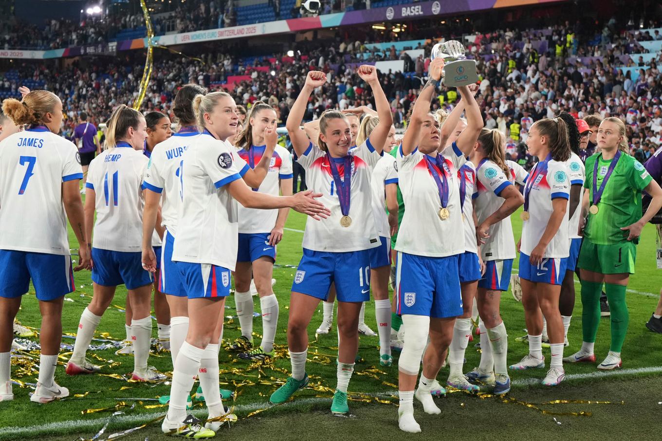 Lucy Bronze med EM-pokalen. Foto: Alessandra Tarantino/AP/TT