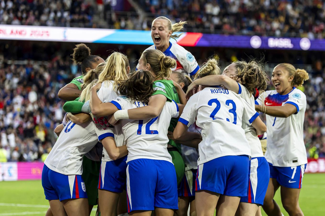 England firar EM-guldet efter seger över Spanien. Foto: Michael Buholzer/AP/TT