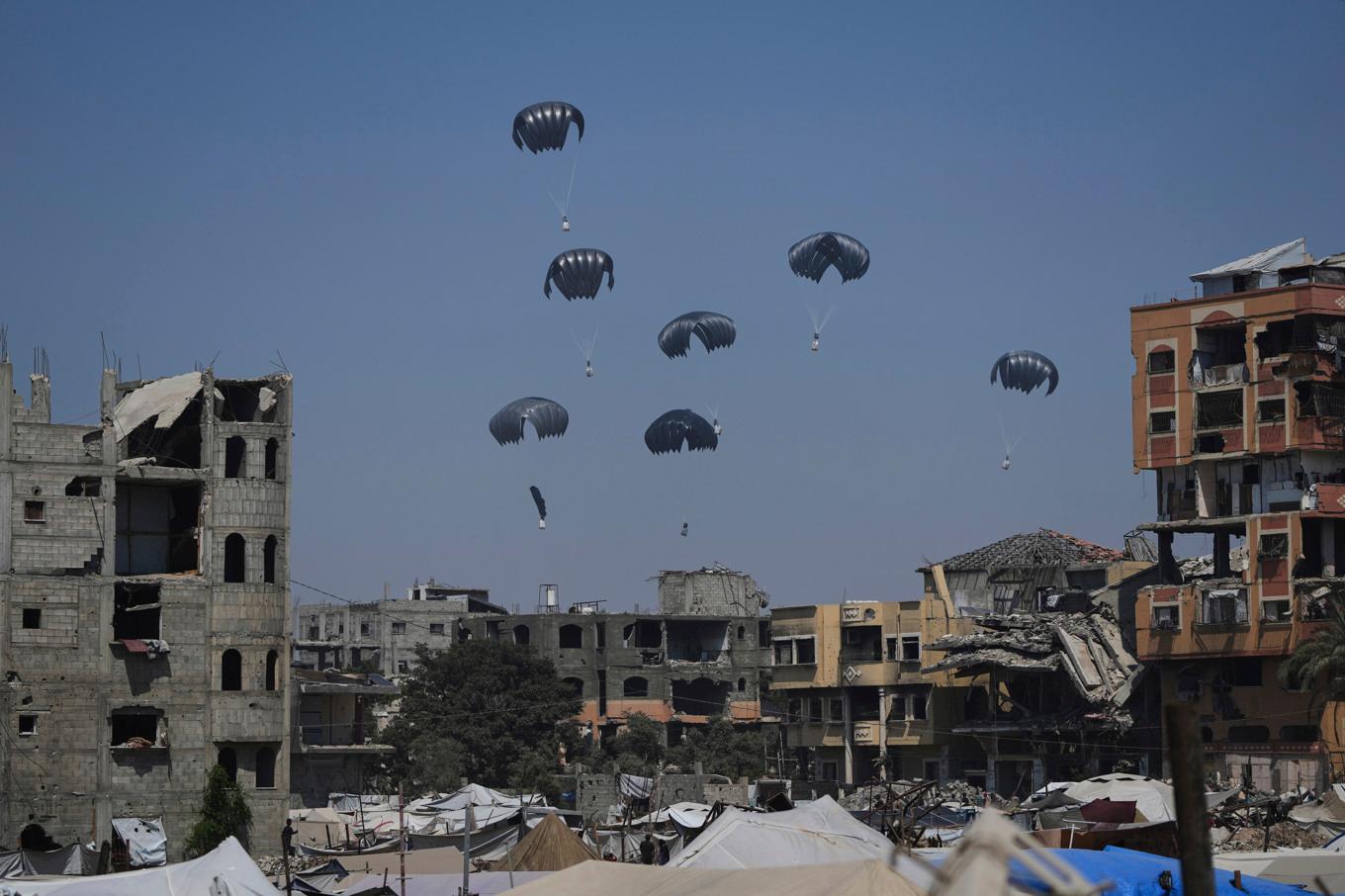 Humanitär hjälp via luften når norra Gaza. Foto: Abdel Kareem Hana/AP/TT