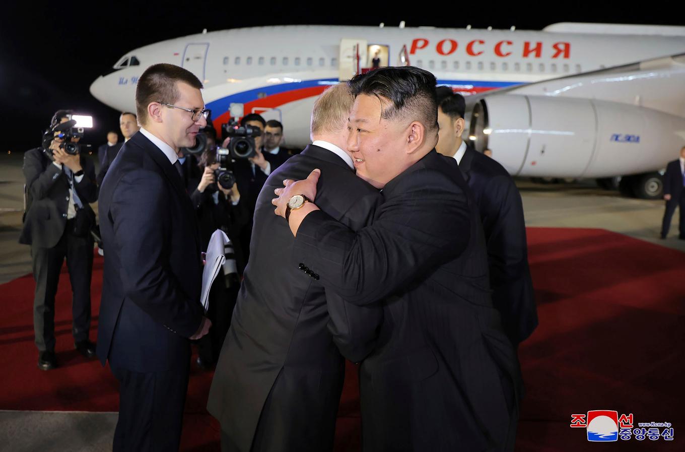 Rysslands president Vladimir Putin och Nordkoreas ledare Kim Jong Un omfamnar varandra efter ett möte i huvudstaden Pyongyang förra sommaren. Foto: Korean Central News Agency/Korea News/AP/TT