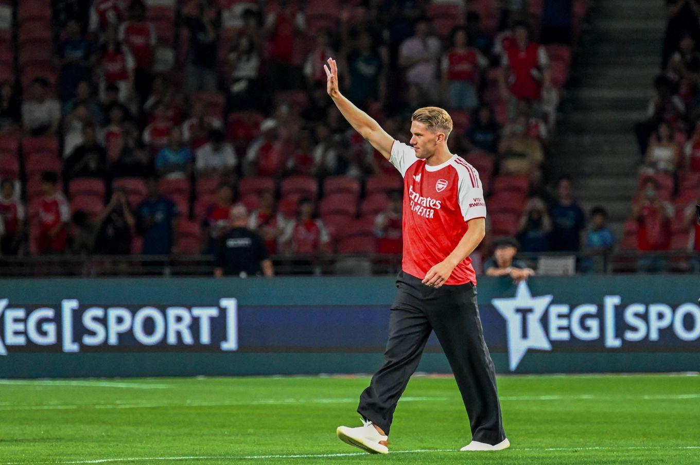 Viktor Gyökeres vandrar in på arenan i Singapore, dagen efter att han presenterades som Arsenals nyförvärv. Senare fick han se landsmannen Anthony Elanga göra mål för sitt Newcastle mot Arsenal. Foto: ROSLAN RAHMAN/AFP/TT