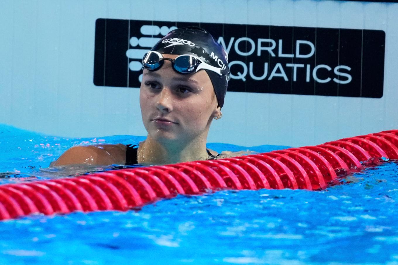 Summer McIntosh efter att ha tagit VM-guld på 400 meter fritt. Foto: Vincent Thian/AP/TT