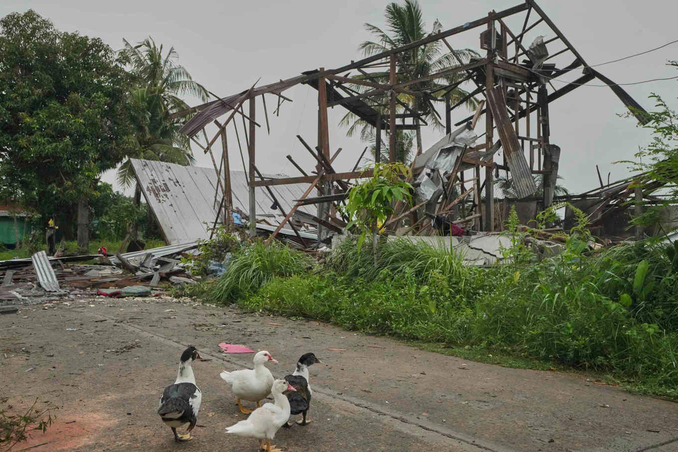 En förstörd byggnad i Surin i nordöstra Thailand efter artilleribeskjutning från Kambodja på söndagen. Foto: Sakchai Lalit/AP/TT