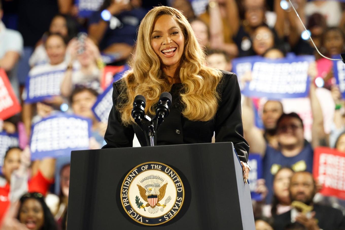 Artisten Beyoncé vid ett av demokraternas kampanjmöten i oktober 2024. Foto: Annie Mulligan/AP/TT