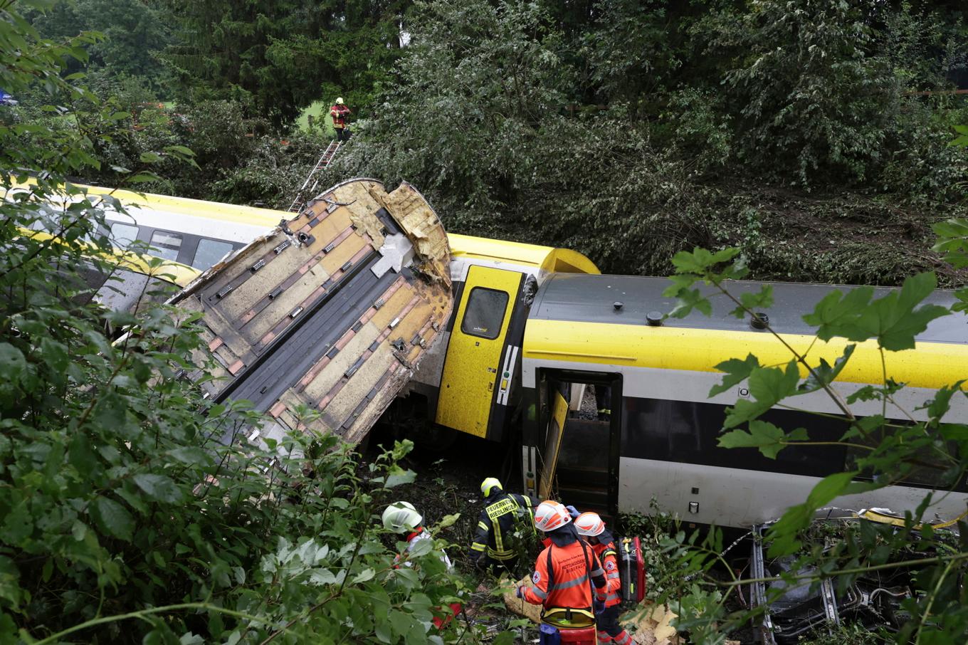 Räddningsarbetare arbetar vid olycksplatsen. Foto: Thomas Warnack/AP/TT