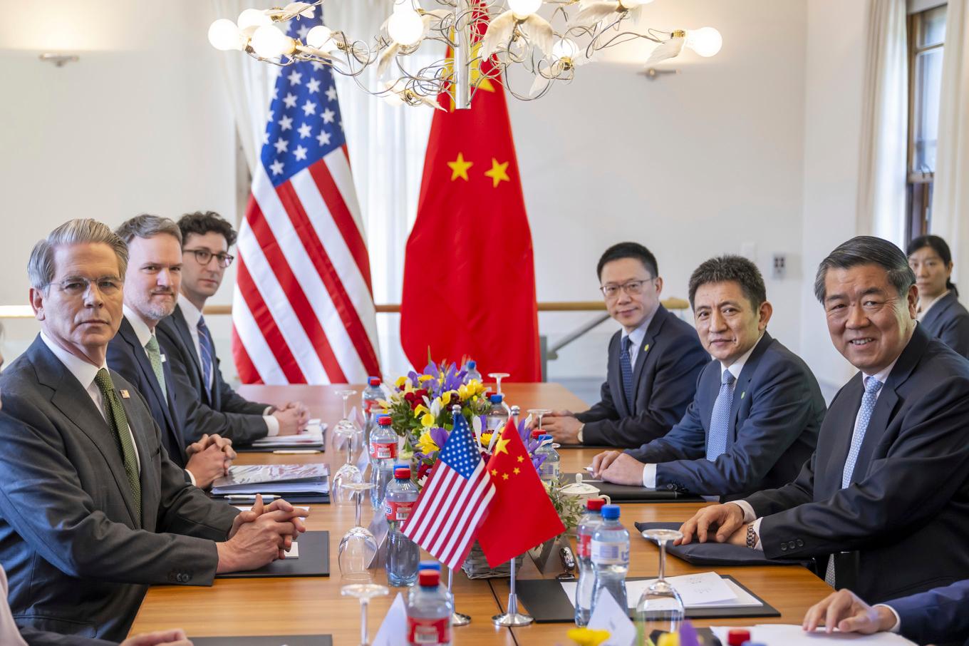 USA:s finansminister Scott Bessent (vänster) och Kinas vice premiärminister He Lifeng (höger) i samband med ländernas bilaterala möte i Genève i maj. Foto: Martial Trezzini/AP/TT