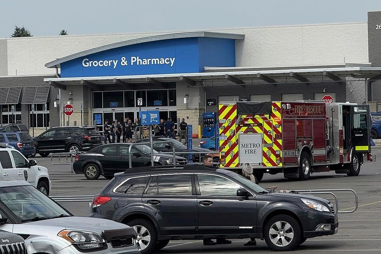 Ett stort polis- och räddningspådrag ryckte ut till Walmart efter knivattacken. Foto: Jan-Michael Stump(AP/TT