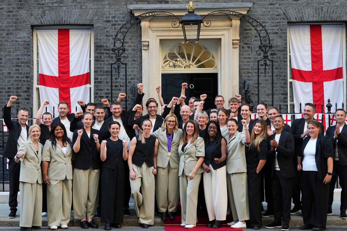 England tränare Sarina Wiegman tillsammans med EM-truppen på 10 Downing Street i London. Foto: Kirsty Wigglesworth/AP/TT