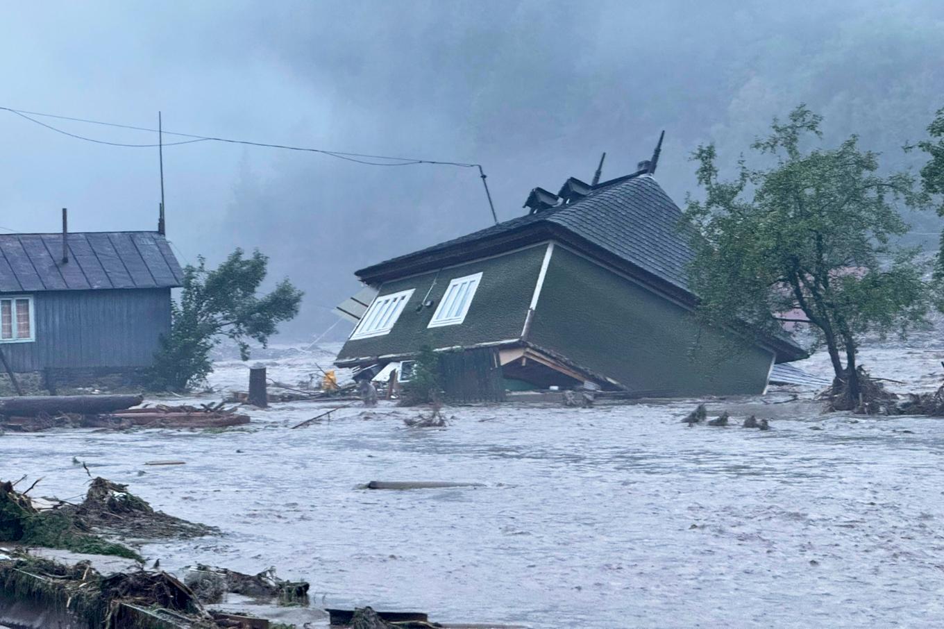 Massiva översvämningar har drabbat nordvästra Rumänien, minst tre personer har omkommit. Foto: AP/TT