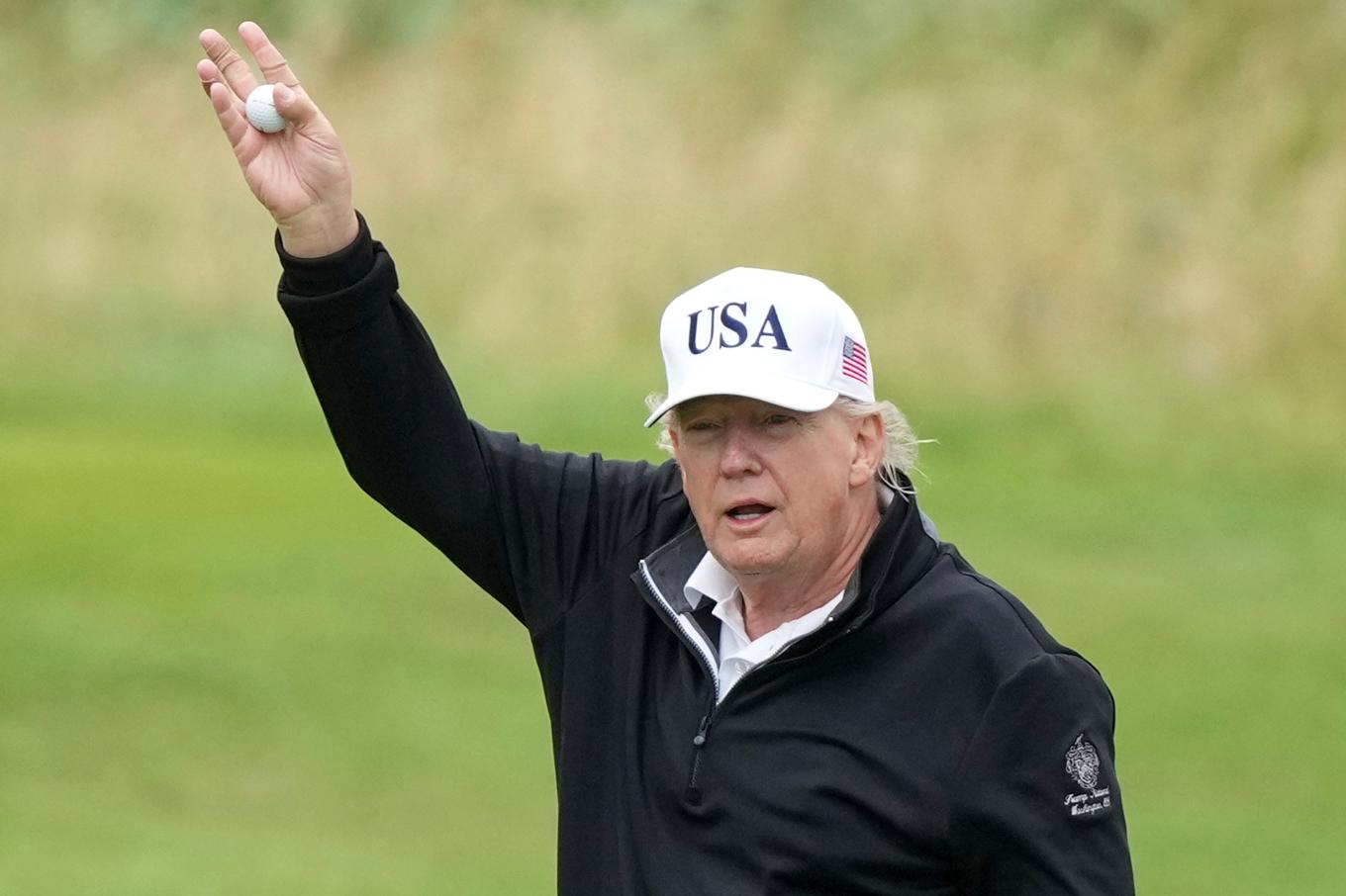 President Donald Trump under en runda golf i Turnberry på söndagen. Foto: Alastair Grant/AP/TT