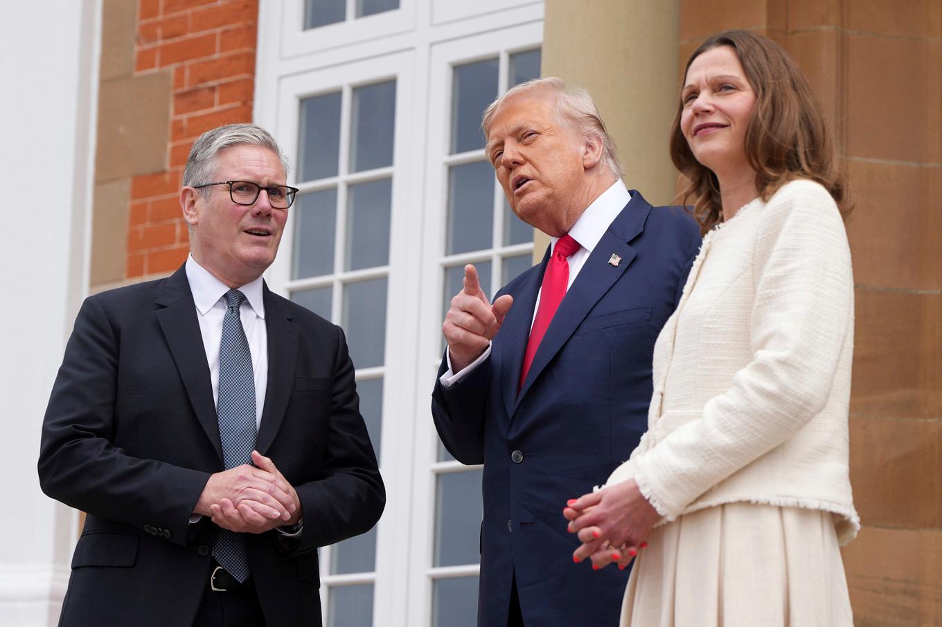 Storbritanniens premiärminister Keir Starmer, USA:s president Donald Trump och Starmers hustru Victoria vid Trumps golfbana Turnberry i Skottland på måndagen. Foto: Christopher Furlong/AP/TT