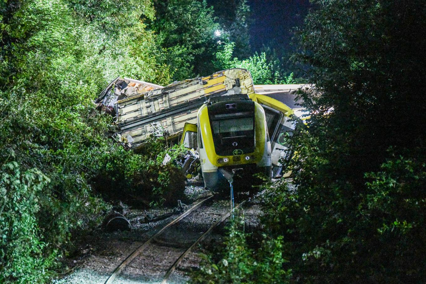 Tre personer omkom och minst 41 skadades i tågolyckan. Foto: DPA via AP/TT
