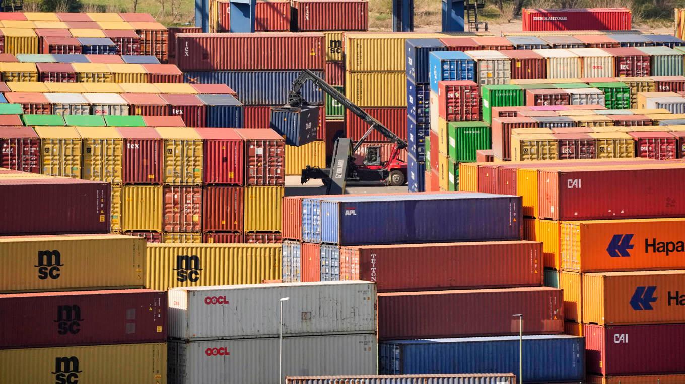 Kontainrar i Duisburg, Tyskland. De fullständiga villkoren i handelsavtalet mellan EU och USA är ännu inte kända. Foto: Martin Meissner/AP/TT