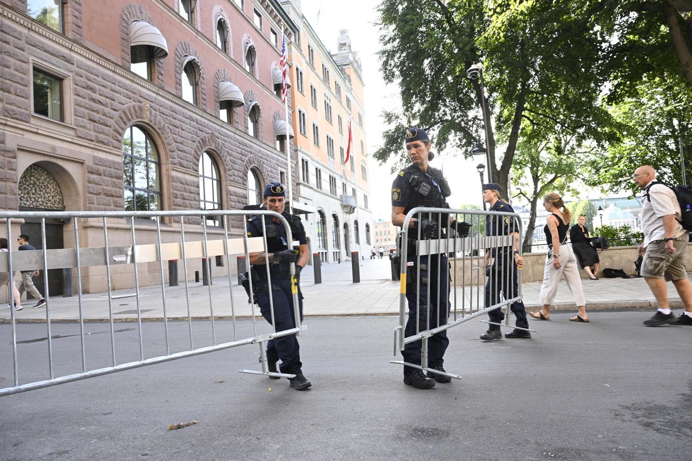 Polisen sätter upp staket i Stockholm inför handelssamtalen mellan USA och Kina. Foto: Fredrik Sandberg/TT