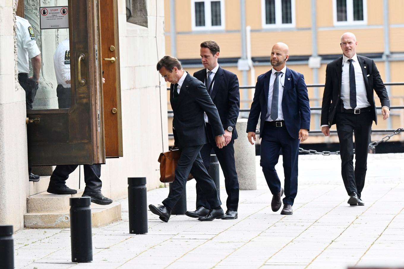 Statsminister Ulf Kristersson (M) på väg in i Rosenbad inför handelssamtal i Stockholm mellan USA och Kina. Foto: Fredrik Sandberg/TT
