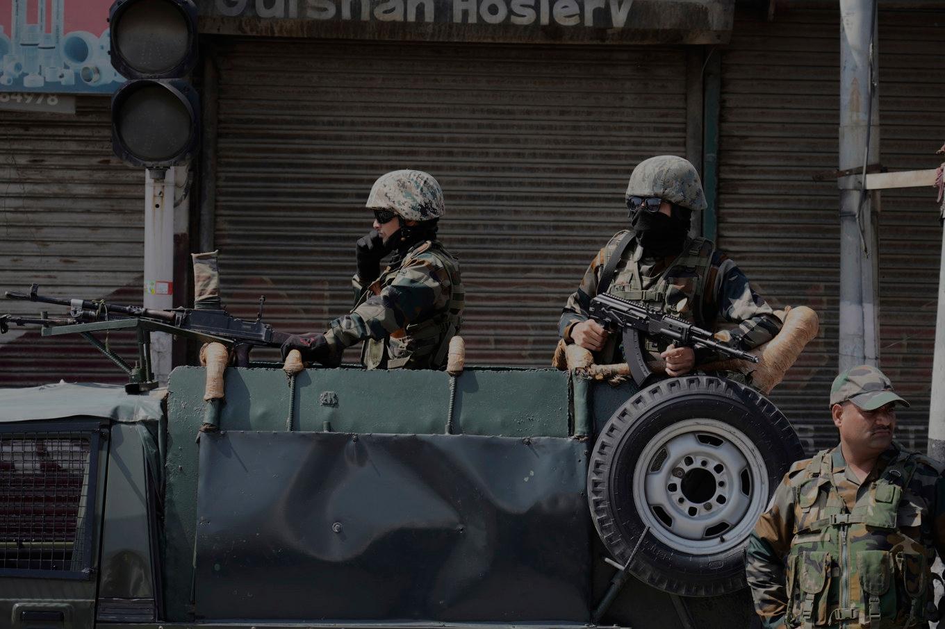 Indiska soldater på vakt efter att turister dödats i Kashmir. Arkivbild. Foto: Mukhtar Khan/AP-TT