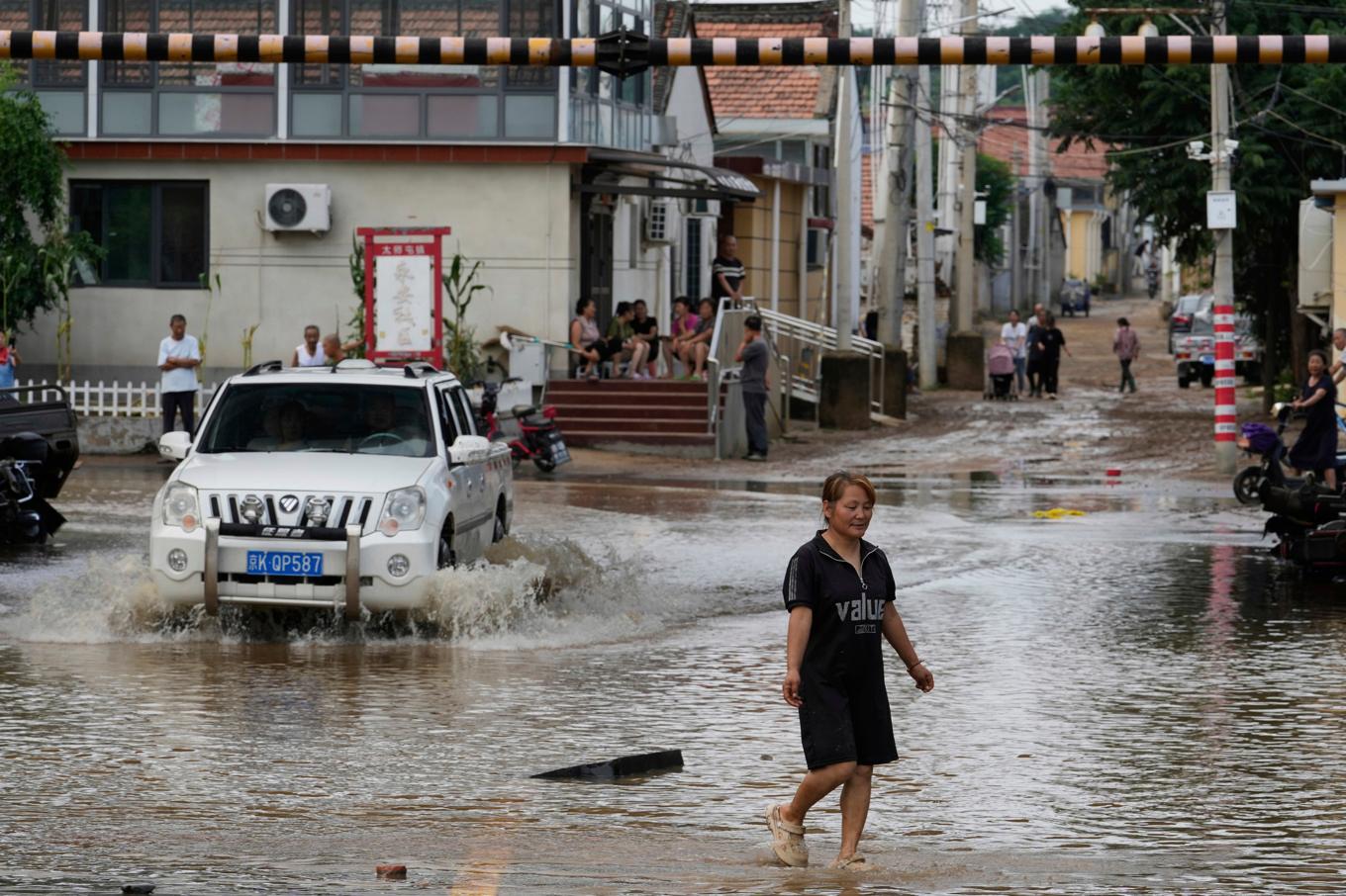 En översvämmad gata i svårt drabbade Miyun i utkanten av Peking. Foto: Mahesh Kumar A/AP/TT