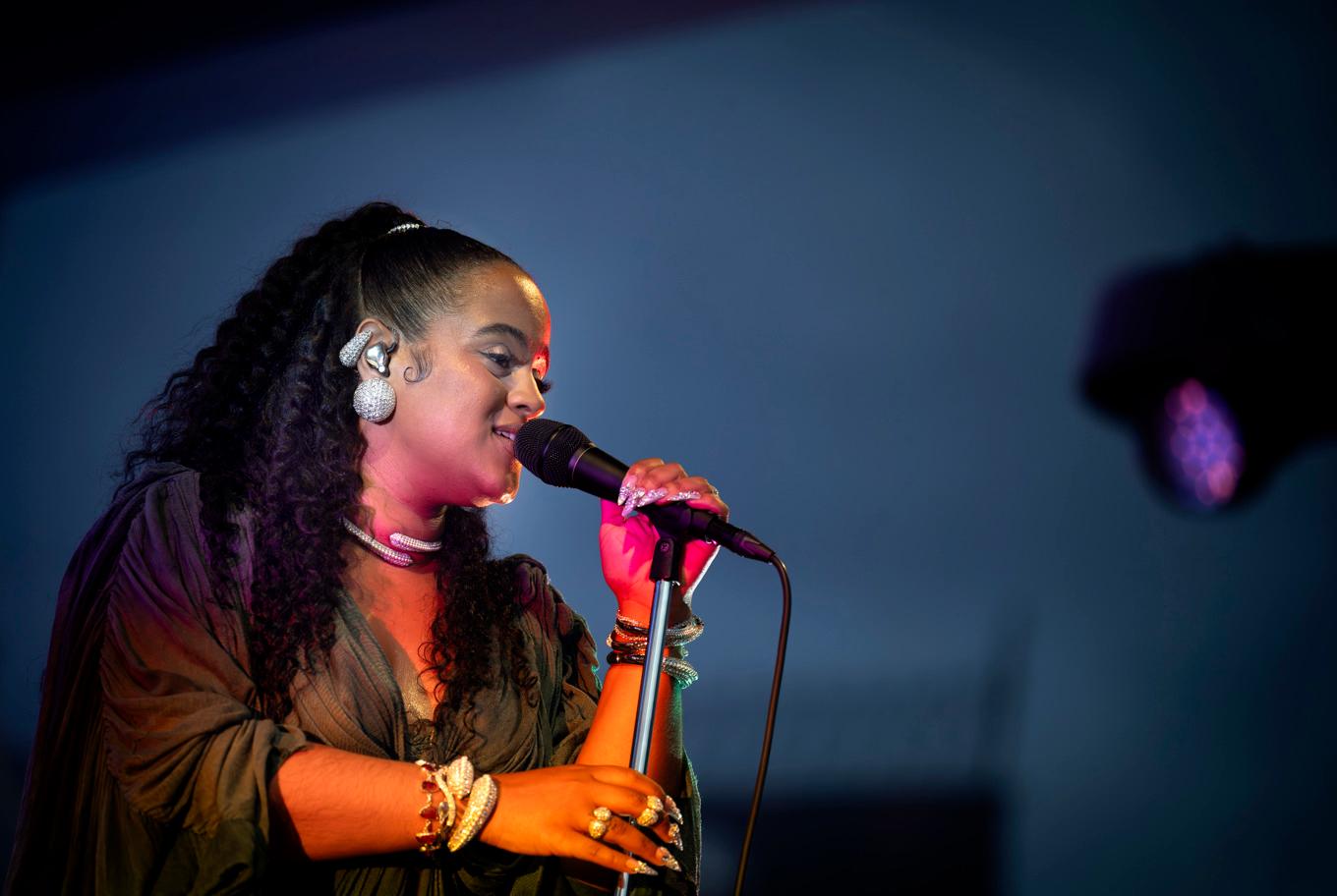 Seinabo Sey skrev på sociala medier klockan 19 på konsertkvällen att hon skulle ställa in sin spelning. Arkivbild. Foto: Pontus Lundahl/TT