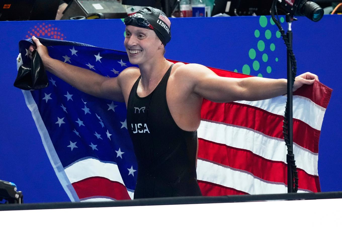 Katie Ledecky firar sitt sjätte VM-guld på 1 500 meter fritt. Foto: Vincent Thian/AP/TT