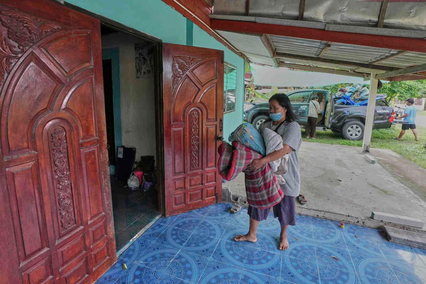 Människor som tvingades fly på grund av striderna i Surin-provinsen i Thailand återvänder hem. Foto: Sakchai Lalit/AP/TT