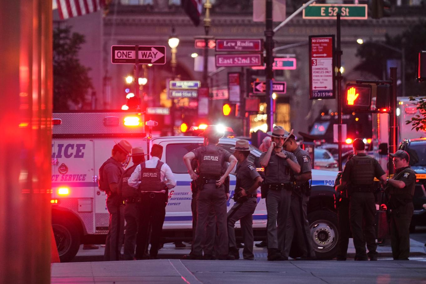 Stort polispådrag på Manhattan i samband med skjutningen. Foto: Angelina Katsanis/AP/TT
