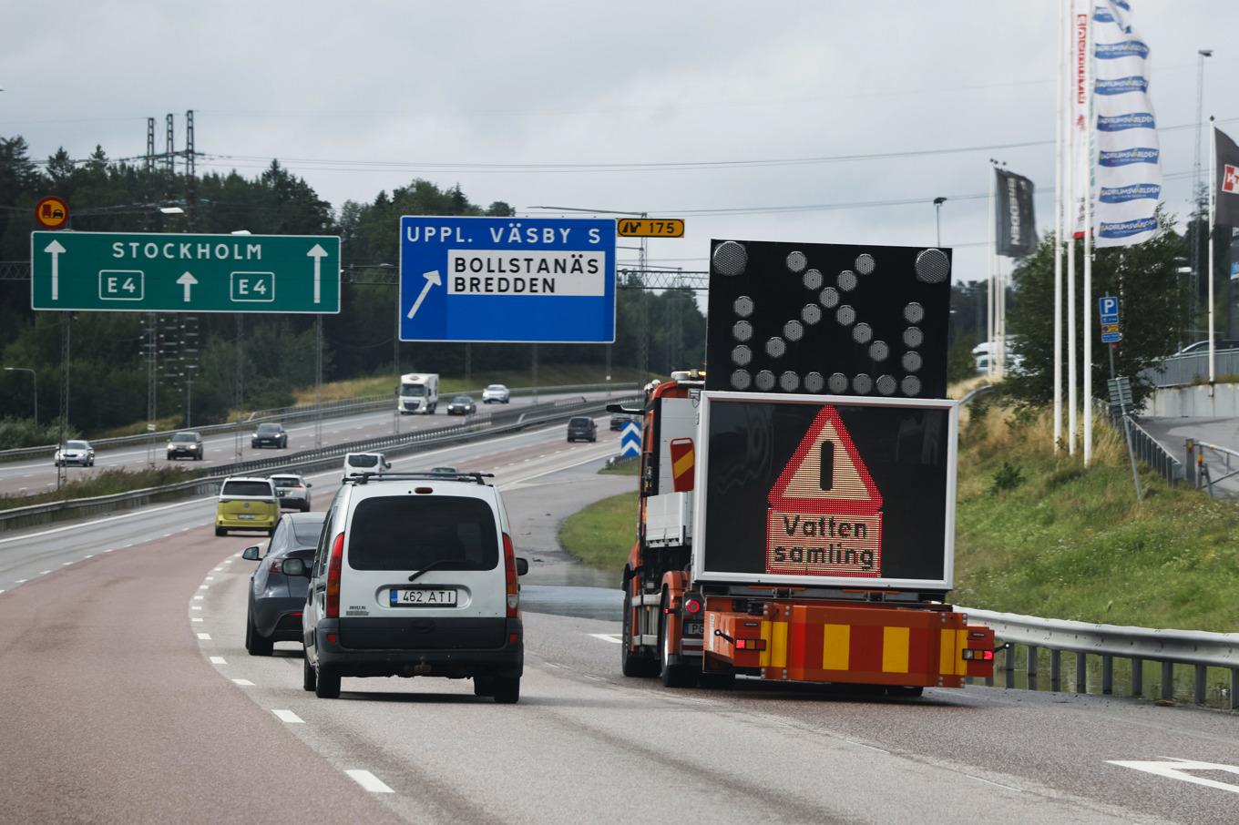Vattensamlingar på E4 efter kraftigt regn under tisdagsnatten i Stockholm. Foto: Pär Bäckström/TT
