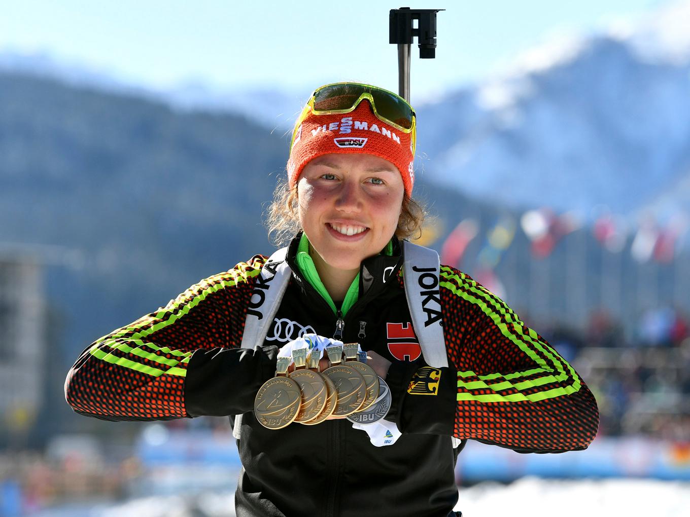 Laura Dahlmeier med sina medaljer vid skidskytte-VM 2017. Foto: Kerstin Joensson/AP/TT
