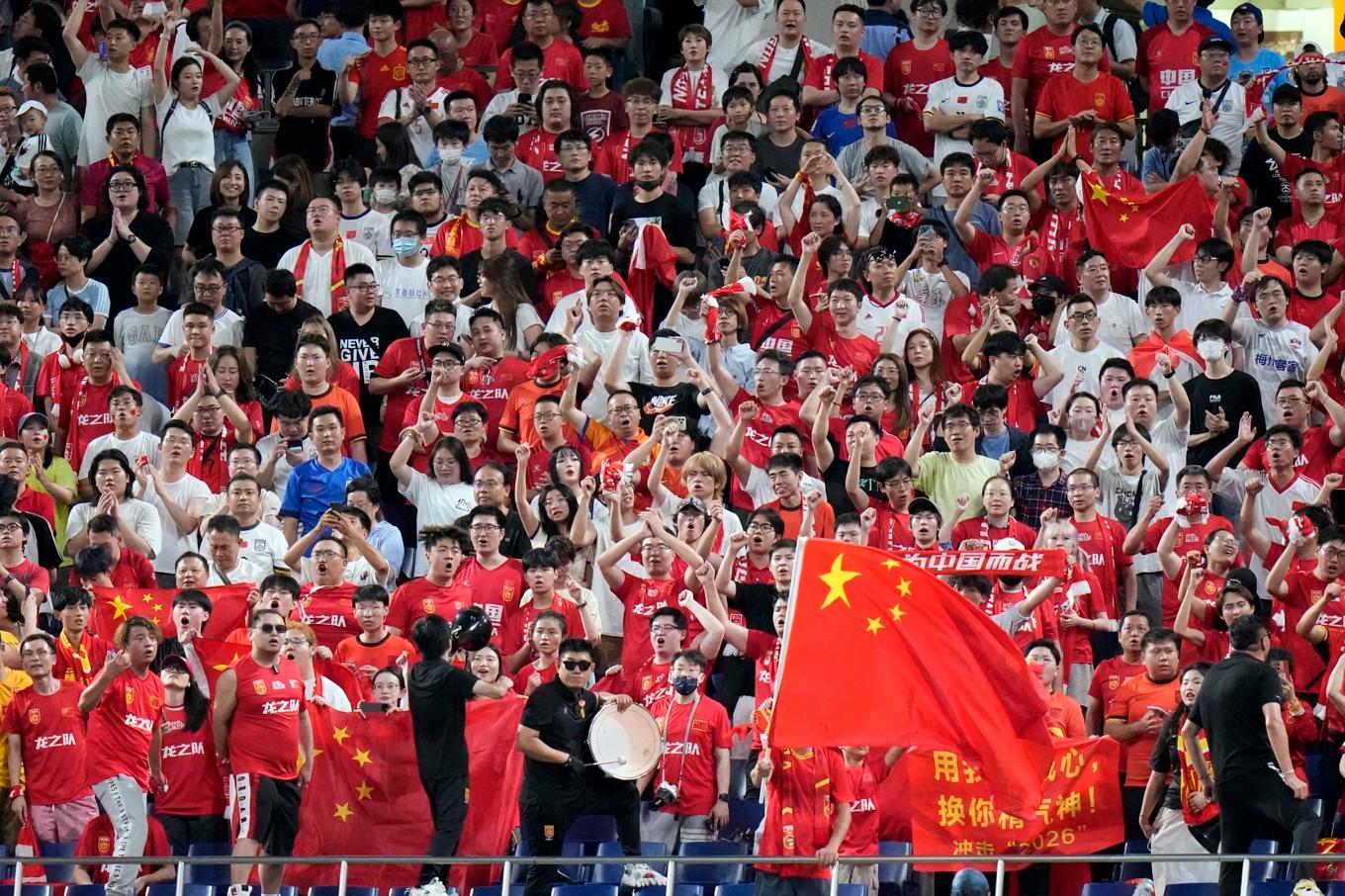 Kinesiska fotbollssupportrar under en match mot Japan i VM-kvalet i höstas. Arkivbild. Foto: Shuji Kajiyama/AP/TT