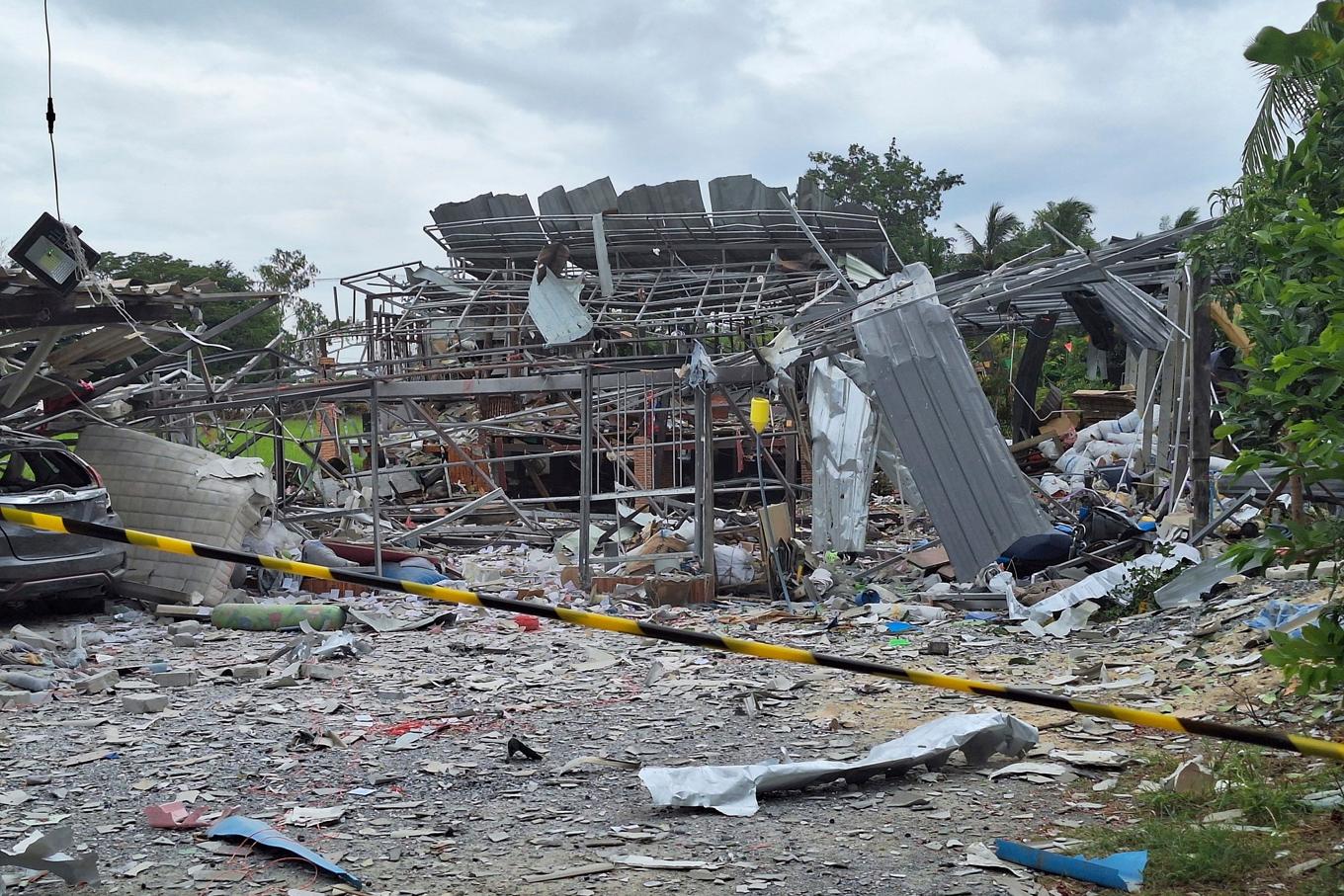 Minst nio personer omkom i explosionen. Foto: Suphan Buri Public Relations Office/AP/TT