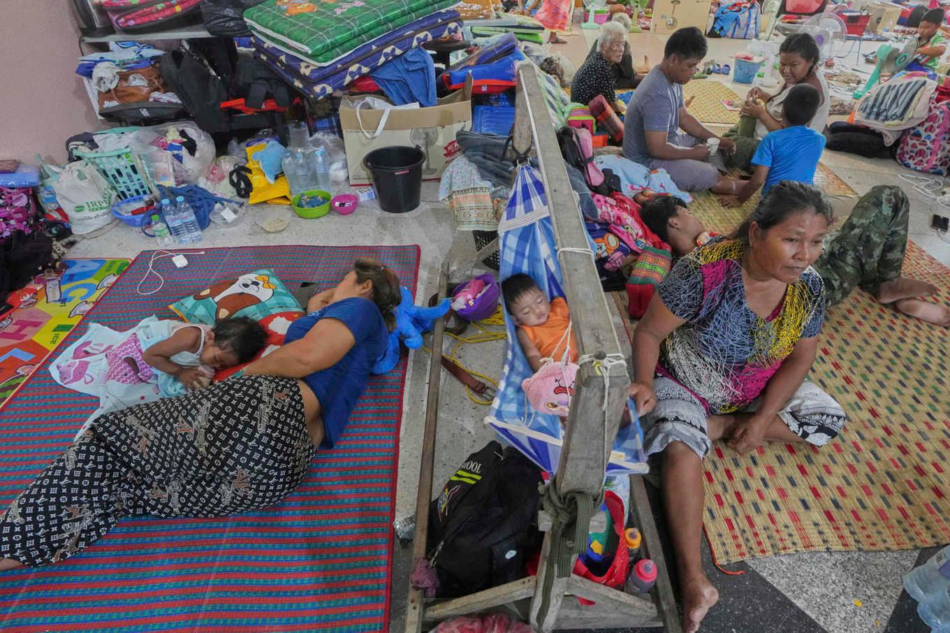 Människor som tvingats fly sina hem på grund av oroligheterna vilar vid ett evakueringscenter i provinsen Surin i Thailand, på onsdagen. Foto: Sakchai Lalit/AP/TT