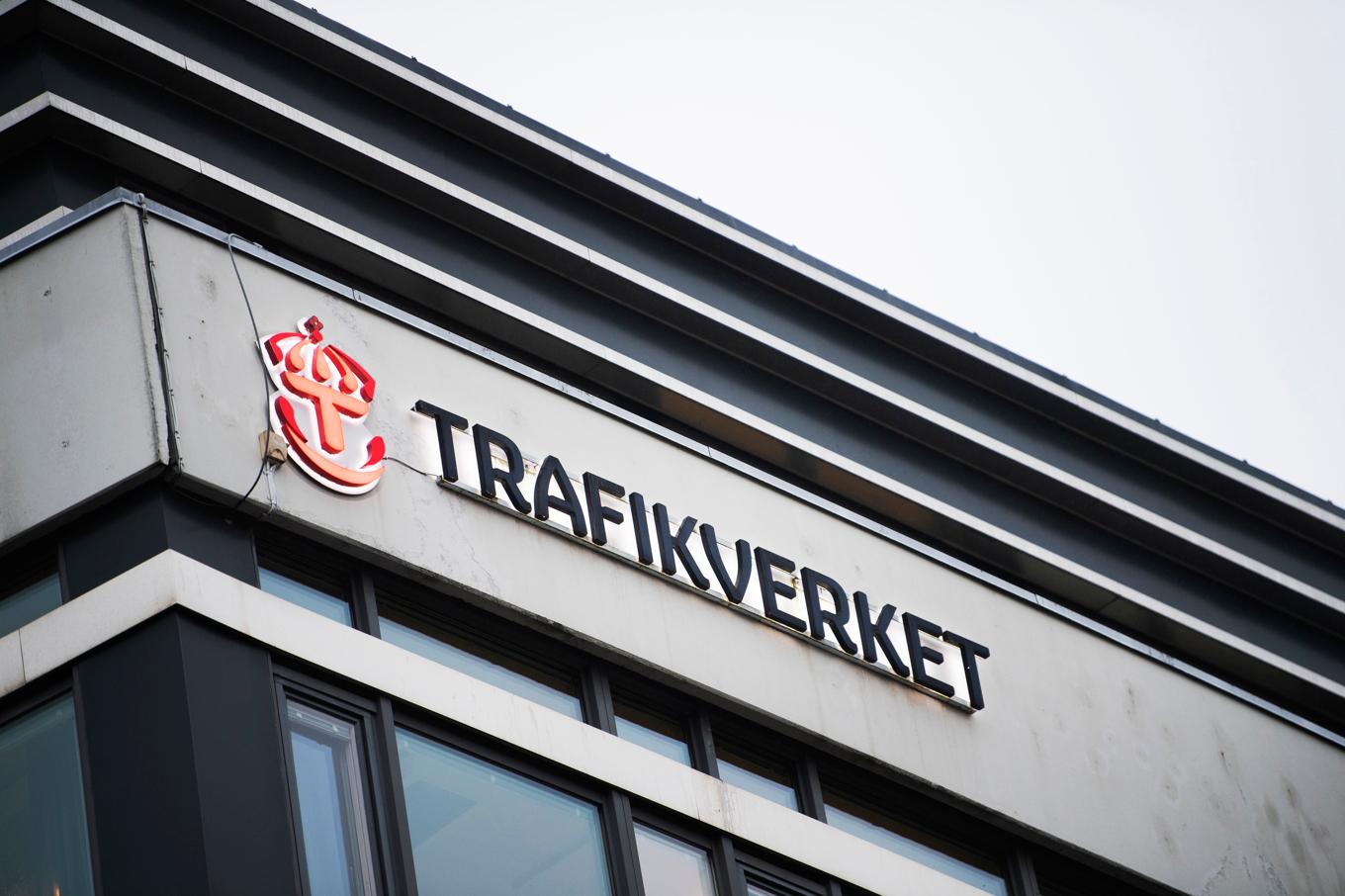 Trafikverkets entreprenör och räddningstjänsten arbetar med att röja träd som fallit sedan en tromb dragit fram. Arkivbild. Foto: Viktoria Bank/TT