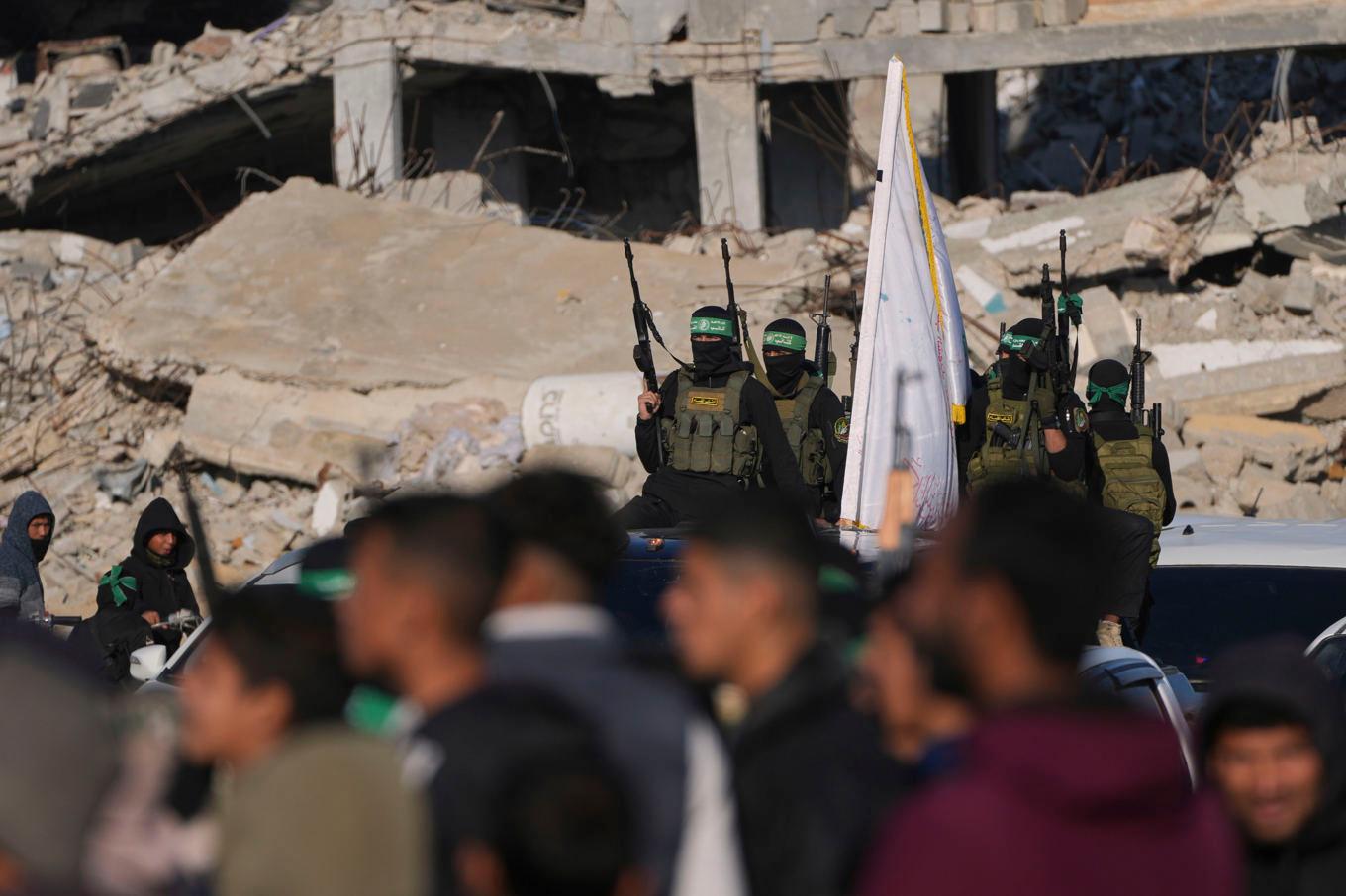 Islamiska Jihad under en frisläppning av gisslan i februari. Foto: Abdel Kareem/AP/TT