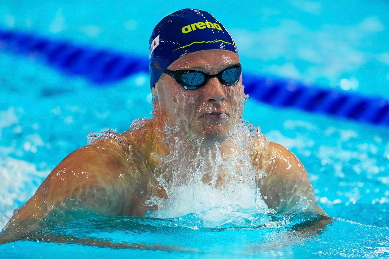 Erik Persson tog sig till semifinal på 200 meter bröstsim med tre hundradelars marginal. Foto: Vincent Thian/AP/TT