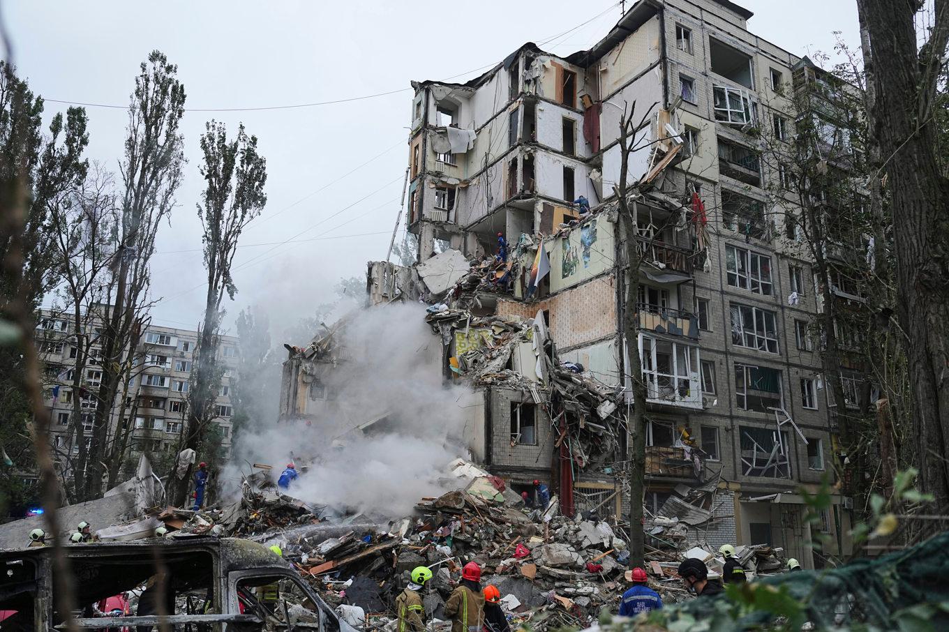 Räddningsarbete i Kiev på torsdagsmorgonen efter en rysk attack. Foto: Efrem Lukatsky/AP/TT