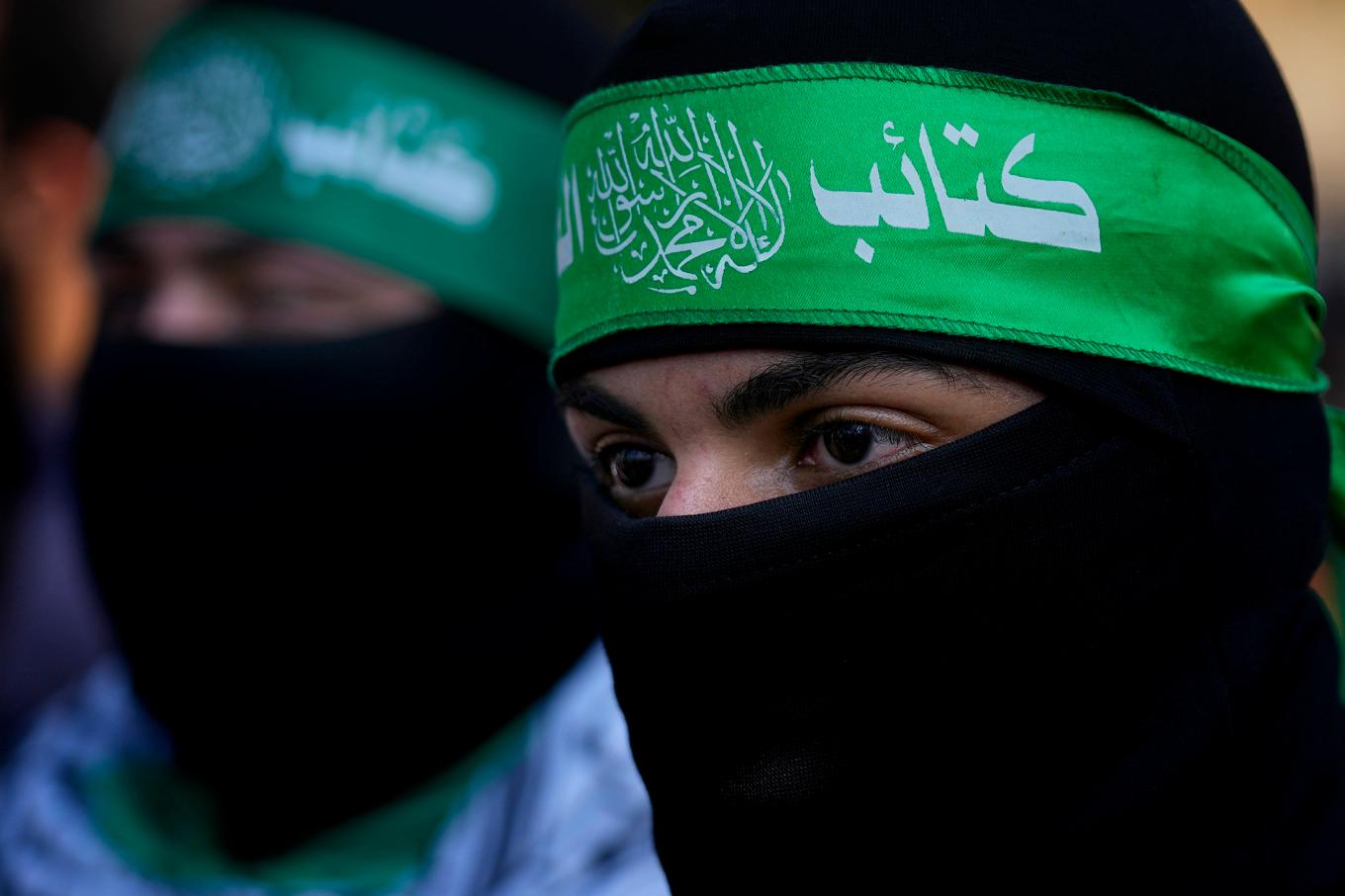 Medlemmar i Hamas väpnade gren al-Qassam-brigaderna fotograferade i februari i fjol. Foto: Bilal Hussein/AP/TT