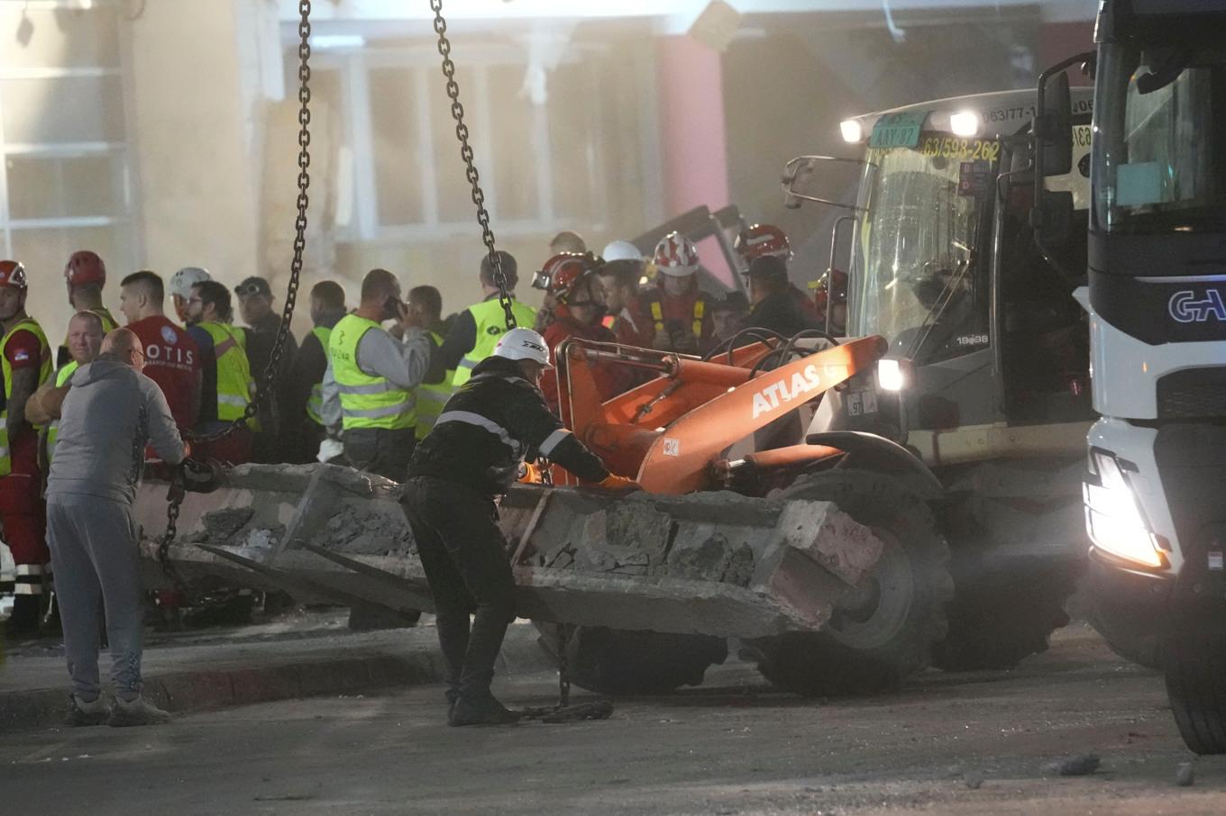16 personer miste livet i takkollapsen i Serbien i november. Nu har elva personer gripits. Foto: Darko Vojinovic/AP/TT