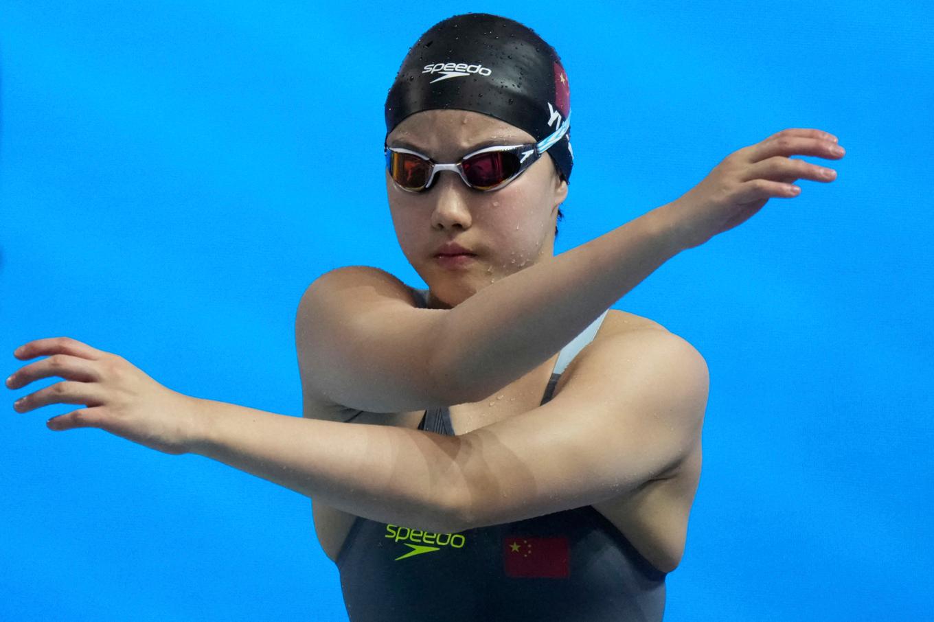 Yu Zidi har tilldelats sin första medalj i VM. Foto: Lee Jin-man/AP/TT