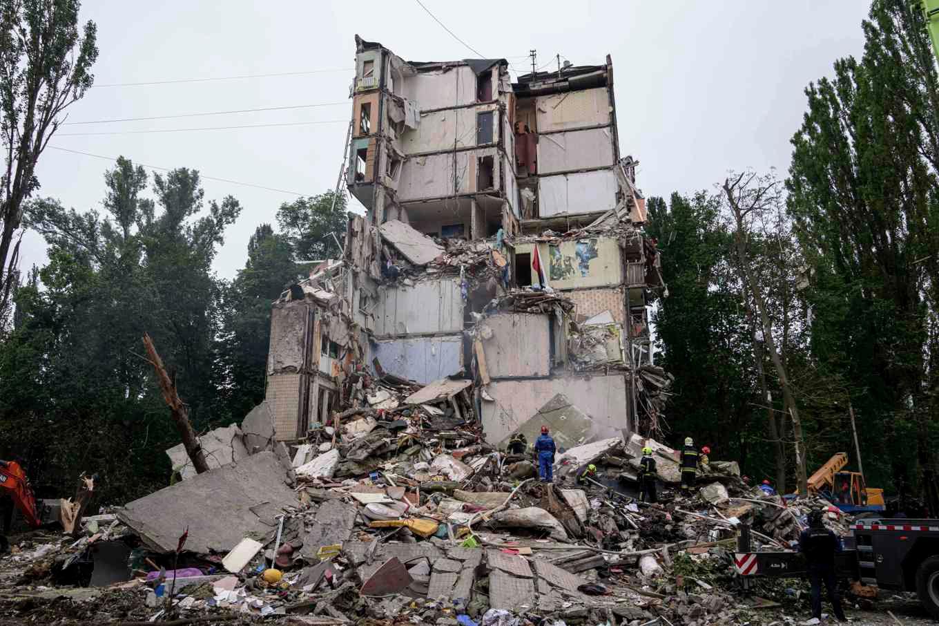 Ett bostadshus som träffades i torsdagens ryska attack mot Kiev. Foto: Evgeniy Maloletka/AP/TT