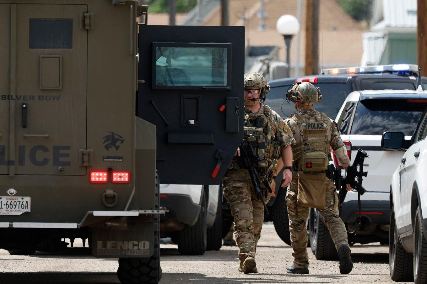 Lokal polis arbetar med utredningen kring skjutningen i Montana. Foto: Joseph Scheller/The Montana Standard/AP/TT