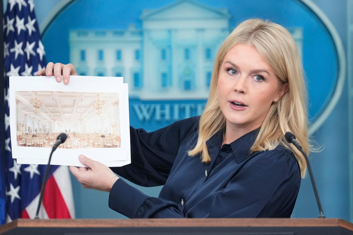 Vita husets pressekreterare Karoline Leavitt visar upp fotografier av den nya festsalen som ska byggas. Foto: Mark Schiefelbein/AP/TT