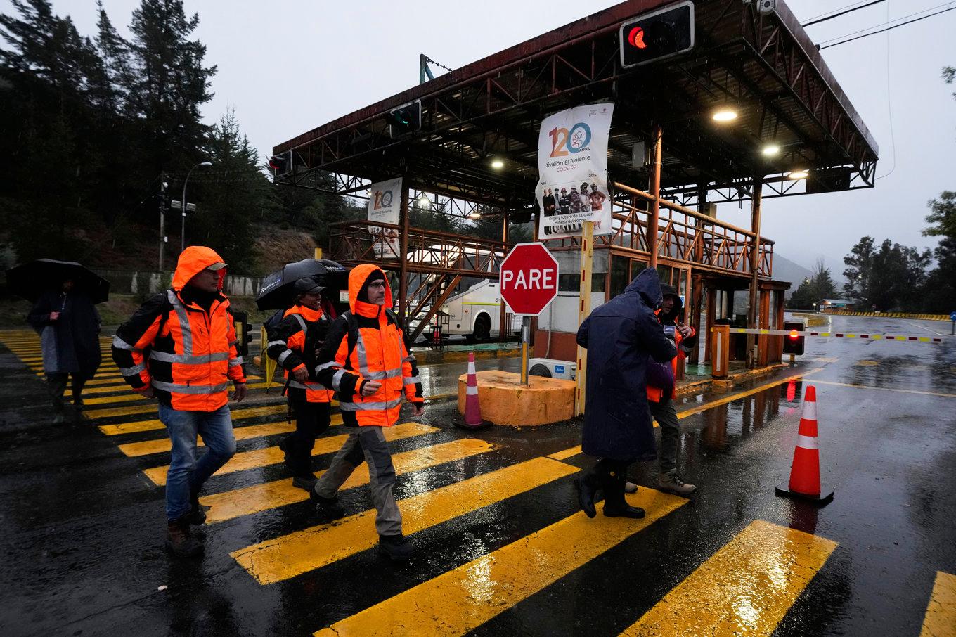 Arbetare väntar utanför entrén till gruvan El Teniente, söder om huvudstaden Santiago. Foto: Esteban Felix/AP/TT