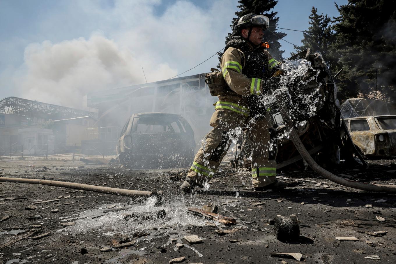 En brandman släcker en eld på lördagen efter en rysk drönarattack mot en marknadsplats i staden Druzjkivka i Donetsk-regionen i Ukraina. Foto: Oleg Petrasiuk/Ukrainska militären/AP/TT