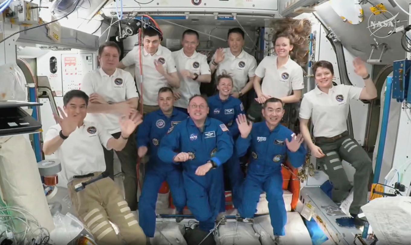 De elva astronauterna på internationella rymdstationen ISS sedan fyra nya kom dit på lördagen. Amerikanerna Michael Fincke och Zena Cardman, tvåa och trea från vänster av de blåklädda. Foto: Nasa/SpaceX/AP/TT