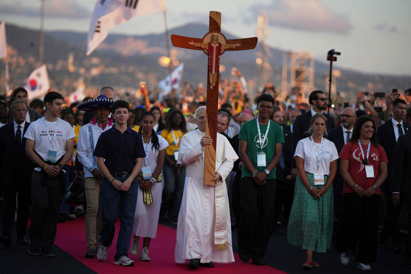 Påve Leo XIV i en procession med ungdomar som kommit till Rom för att fira "Ungdomsjubiléet". Foto: Andrew Medichini/AP/TT