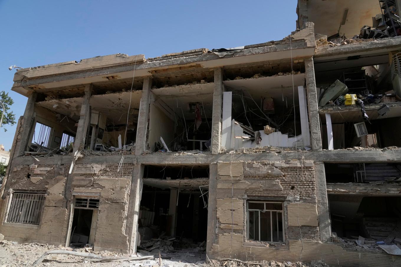 En byggnad vid Evinfängelset efter Israels attack i slutet av juni i år. Foto: Vahid Salemi/AP/TT